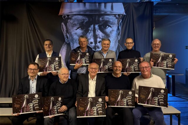 Mitglieder des Lions Clubs Herten präsentieren den Adventskalender 2024.