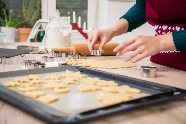 Eine Person sticht Plätzchen aus.