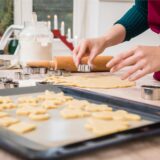 Eine Person sticht Plätzchen aus.