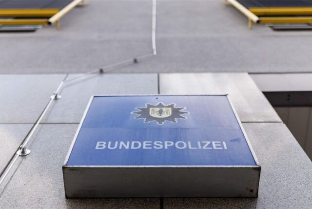 Ein Leuchtkasten mit der Aufschrift „Bundespolizei“ hängt an der Außenfassade der Bundespolizeiinspektion Nürnberg