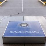 Ein Leuchtkasten mit der Aufschrift „Bundespolizei“ hängt an der Außenfassade der Bundespolizeiinspektion Nürnberg