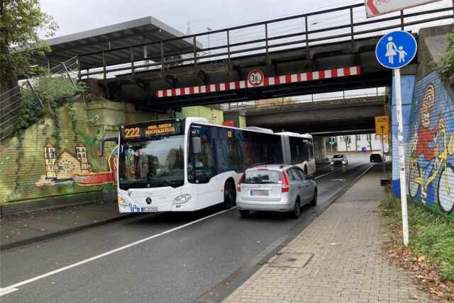 Unter der Sinsener Bahnunterführung an der Bahnhofstraße geht es eng zu. Nicht jeder Radfahrer wagt sich hier auf die Fahrbahn.