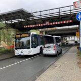 Unter der Sinsener Bahnunterführung an der Bahnhofstraße geht es eng zu. Nicht jeder Radfahrer wagt sich hier auf die Fahrbahn.