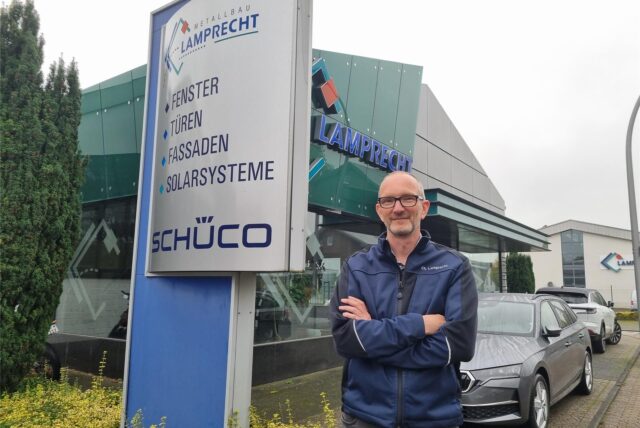 Christian Lamprecht vor dem Eingang seiner Metallbaufirma