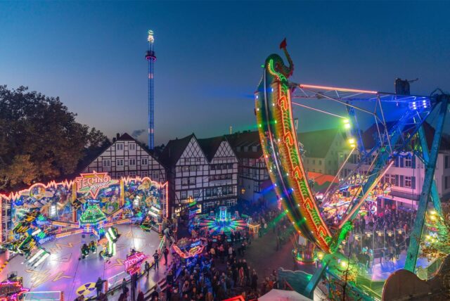 Blick auf die Fahrgeschäfte, die während der Allerheiligenkirmes in Soest auf dem Marktplatz stehen.