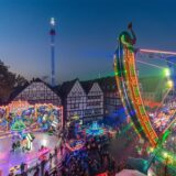 Blick auf die Fahrgeschäfte, die während der Allerheiligenkirmes in Soest auf dem Marktplatz stehen.