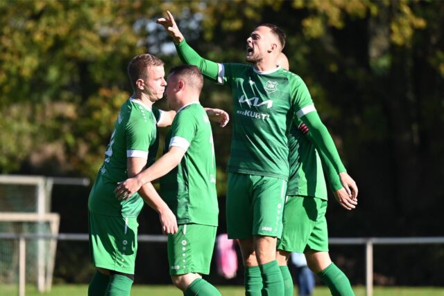 Philipp Schymik (r.) zeigt es an: Der Weg von GW Erkenschwick II soll nach oben führen, in die Kreisliga B. Am Sonntag gab es einen ungefährdeten 7:2-Erfolg gegen ETG Recklinghausen II.