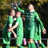Philipp Schymik (r.) zeigt es an: Der Weg von GW Erkenschwick II soll nach oben führen, in die Kreisliga B. Am Sonntag gab es einen ungefährdeten 7:2-Erfolg gegen ETG Recklinghausen II.