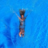 Auf diesem Archivbild springt eine Frau ins Becken des Freibads in Dortmund Deusen.