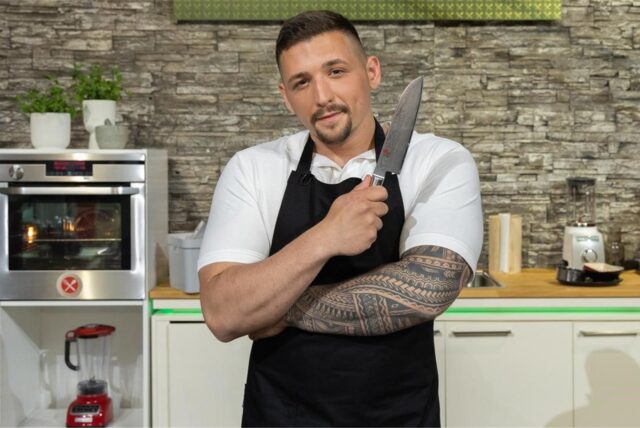 Marcel Malcherowitz, der 2024 an der Sat.1-Show „The Taste“ teilgenommen hat, steht mit einem Messer in der Hand in der Studioküche der ZDF-Küchenschlacht.