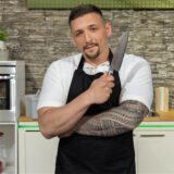 Marcel Malcherowitz, der 2024 an der Sat.1-Show „The Taste“ teilgenommen hat, steht mit einem Messer in der Hand in der Studioküche der ZDF-Küchenschlacht.