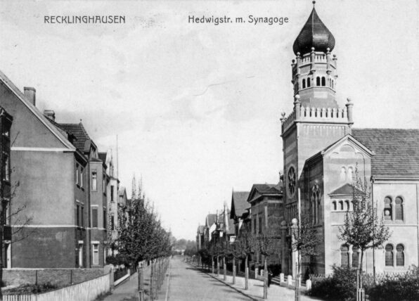 Blick in die damalige Hedwigstraße mit der Synagoge.