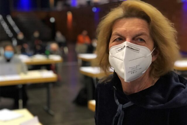 Die erste richtige Ratssitzung der neuen Periode in der Europahalle im Dezember 2020: Für die Mitglieder galt Maskenpflicht. Ursula Mintrop-Werkle zog für Bündnis 90 / Die Grünen erstmals in den Stadtrat ein.