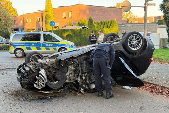 Ein Auto fuhr in Dorsten gegen einen Baum und überschlug sich.
