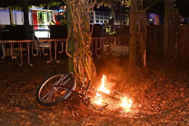 Ein Fahrrad brennt unter einem Baum an der Gesamtschule Wulfen in Dorsten.