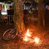 Ein Fahrrad brennt unter einem Baum an der Gesamtschule Wulfen in Dorsten.