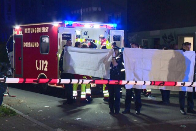 Einsatzkräfte transportierten am Montagabend (4.11.) eine schwer verletzte Frau an der Rheinischen Straße ins Krankenhaus. Sie starb an ihren schweren Verletzungen, die ihr mutmaßlich ihr Ex-Partner mit einem Messer zugefügt hatte.