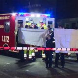 Einsatzkräfte transportierten am Montagabend (4.11.) eine schwer verletzte Frau an der Rheinischen Straße ins Krankenhaus. Sie starb an ihren schweren Verletzungen, die ihr mutmaßlich ihr Ex-Partner mit einem Messer zugefügt hatte.