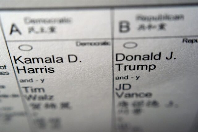 Die Namen der Kandidaten für das Amt des US-Präsidenten und des US-Vizepräsidenten der Vereinigten Staaten, links die Demokratin Kamala Harris und der Gouverneur von Minnesota, Tim Walz, sowie rechts die Republikaner, der ehemalige US-Präsident Donald Trump und Senator JD Vance aus Ohio sind auf einem Teil eines Briefwahlzettels zu sehen.