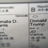 Die Namen der Kandidaten für das Amt des US-Präsidenten und des US-Vizepräsidenten der Vereinigten Staaten, links die Demokratin Kamala Harris und der Gouverneur von Minnesota, Tim Walz, sowie rechts die Republikaner, der ehemalige US-Präsident Donald Trump und Senator JD Vance aus Ohio sind auf einem Teil eines Briefwahlzettels zu sehen.