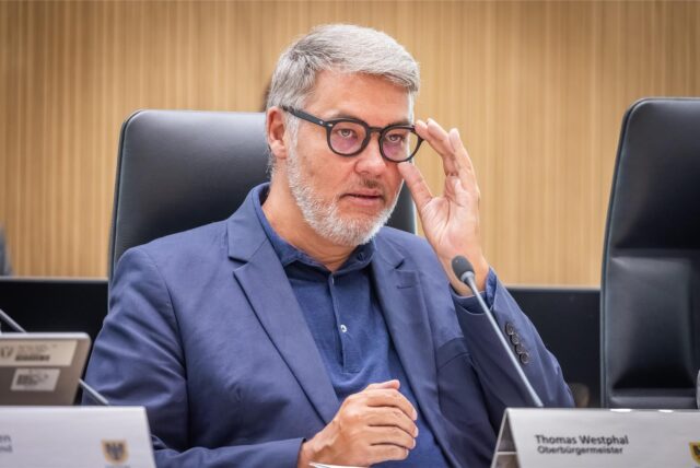 Thomas Westphal, Oberbürgermeister von Dortmund, fasst sich an seine Brille.