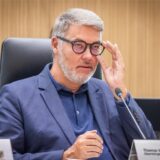 Thomas Westphal, Oberbürgermeister von Dortmund, fasst sich an seine Brille.