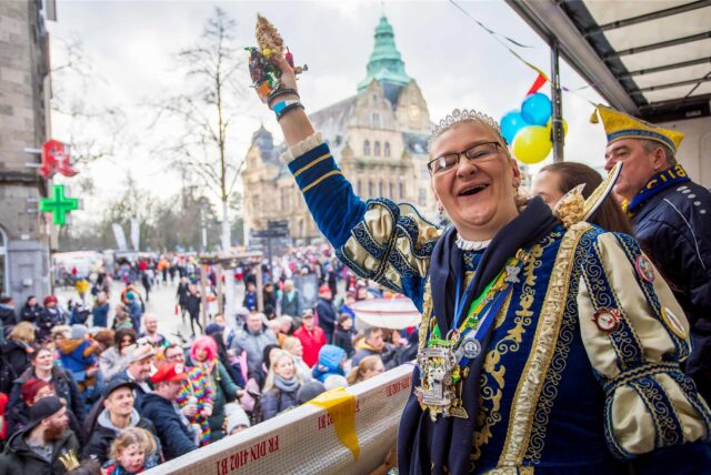 Hertens Stadtprinzessin Bianca I. (Lutsch) beim Rosenmontagsumzug 2023 in Recklinghausen.