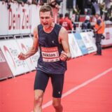 Niklas Keil beim Zieleinlauf beim Köln-Marathon im Oktober.