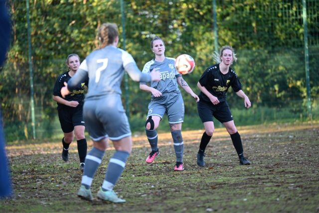 Michelle Pagels (3. v. l.) erzielte im Testspiel gegen SpVgg Gerthe den Siegtreffer zum 2:1 für den SV Titania Erkenschwick (Archivbild).