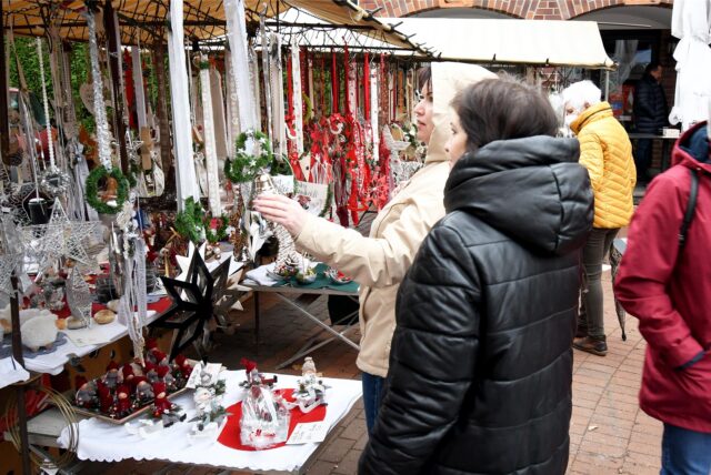 Zwei Frauen stehen beim Weihnachtsmarkt 2023 in Herten-Westerholt an einem Stand mit Weihnachts-Deko.