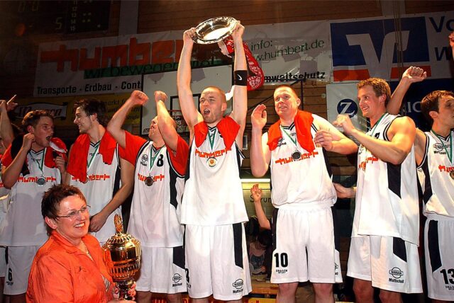 Thomas Wietholt reckt als Kapitän des BSV Wulfen 2004 den WBV-Pokal in die Höhe