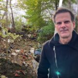 Der Youtuber „Emschermann“ fotografierte jetzt diese illegale Müllkippe am Landwehrbach in Castrop-Rauxel. Immer wieder kippen hier Unbekannte Restmüll und Sperrmüll ab.
