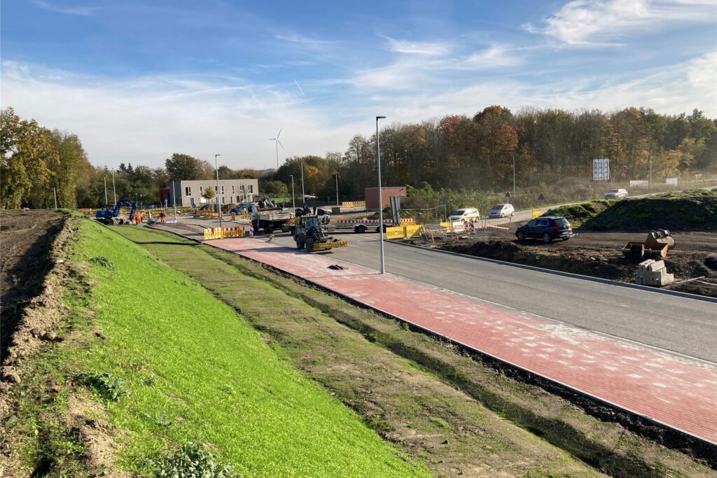 Blick vom Südrand der mit Tausenden Lkw-Ladungen auf drei Meter Höhe aufgeschütteten künftigen Thalia-Betriebsfläche auf die neue Nordstraße mit separatem roten Fahrradweg. Auch Alleebäume werden hier gepflanzt. Blick vom Südrand der mit Tausenden Lkw-Ladungen auf drei Meter Höhe aufgeschütteten künftigen Thalia-Betriebsfläche auf die neue Nordstraße mit separatem roten Fahrradweg. Auch Alleebäume werden hier gepflanzt.