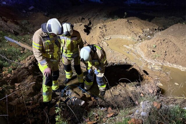 Feuerwehrleute begutachteten den Wasserrohrbruch in der Abrissruine des Wulfener Marktes in Dorsten.