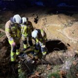Feuerwehrleute begutachteten den Wasserrohrbruch in der Abrissruine des Wulfener Marktes in Dorsten.