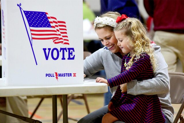 Kate Aurandt-Gribbler hält ihre Tochter Olivia Gribbler im Arm, als sie im Wahllokal Westmont Borough No. 1 in Westmont Grove in Cambria County, ihre Stimme abgibt.
