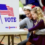 Kate Aurandt-Gribbler hält ihre Tochter Olivia Gribbler im Arm, als sie im Wahllokal Westmont Borough No. 1 in Westmont Grove in Cambria County, ihre Stimme abgibt.