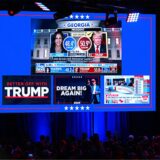 Ein großer Bildschirm wird während einer Wahlparty für den republikanischen Präsidentschaftskandidaten und ehemaligen Präsidenten Donald Trump im Palm Beach County Convention Center am Mittwoch, 6. November 2024, in West Palm Beach, Florida, gezeigt.