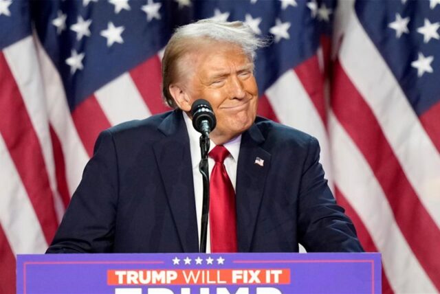 Donald Trump steht vor einem Rednerpult.
