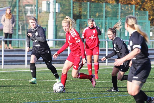 Nur ein schwacher Trost für den VfB Hüls: Chiara Tat erzielte in Bochum ihr 14. Saisontor und schloss damit zur Spitze der Torjägerinnen in der Bezirksliga 5 auf.
