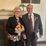 Christa Walter und Hans Hermann Tiemann halten sich an den Händen.