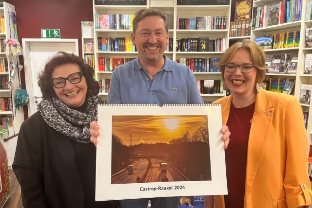 Martina Tielker von der Castroper Leselust, Fotograf Dr. Peter Hoffmann und Kerstin Fröhlich von Sterndruck Media brachten vergangenes Jahr erstmals einen Wandkalender auf den Markt. Nach dem Erfolg mit den 200 Exemplaren druckten sie für 2025 250 Exemplare.