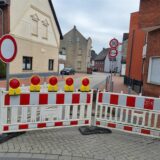 Sperrbaken an einer Straße.
