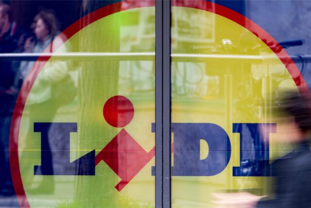 Eine Passantin geht am Eingang einer Lidl-Filiale vorbei.