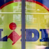 Eine Passantin geht am Eingang einer Lidl-Filiale vorbei.