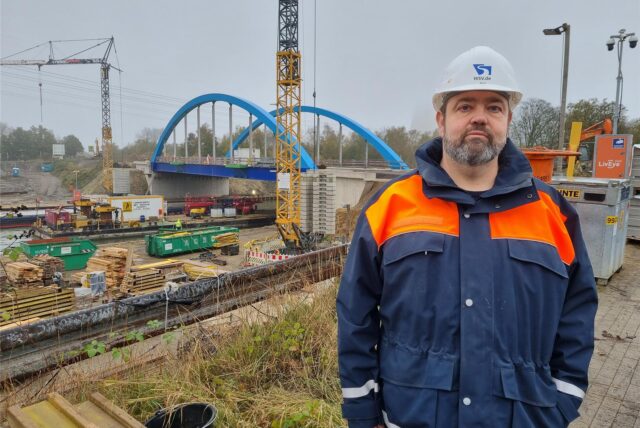 Projektleiter Ralf Bruns vor der Baustelle der Löringhofbrücke