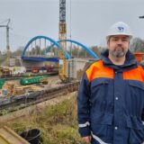 Projektleiter Ralf Bruns vor der Baustelle der Löringhofbrücke
