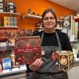 Nicole Zöllner, Leiterin der Saison-Filiale des Unternehmens Lebkuchen Schmidt in der Altstadt von Recklinghausen, präsentiert in dem Geschäft zwei Lebkuchen-Produkte.