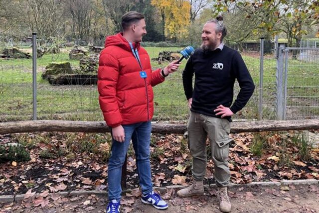 Marcel Stawinoga (r.) spricht im Video über die tragische Geschichte des Capybara-Babys im Dortmunder Zoo.