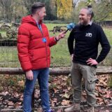 Marcel Stawinoga (r.) spricht im Video über die tragische Geschichte des Capybara-Babys im Dortmunder Zoo.